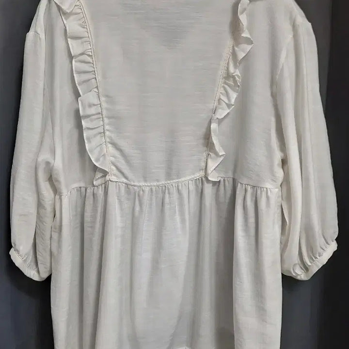 [BUNJANG] 8 Seconds White Frill V-Neck Blouse / 에잇세컨즈 화이트 프릴 브이넥 블라우스
