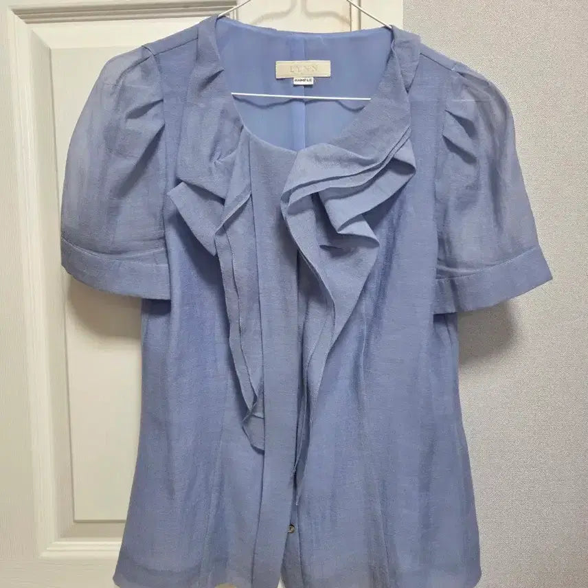 [BUNJANG] LYNN Blue Short-Sleeve Blouse / LYNN 린 반팔 소라색 블라우스 정장룩 하객룩