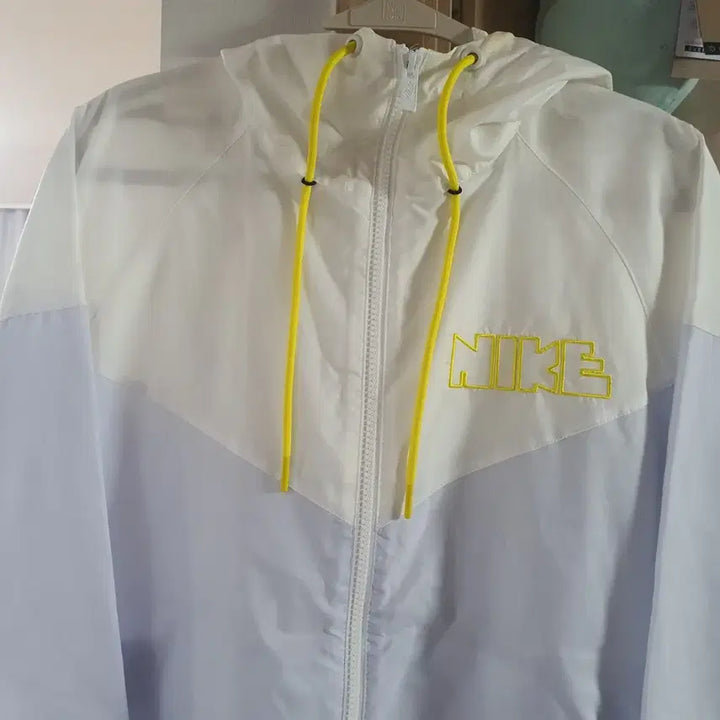 [BUNJANG] Nike Windbreaker Jacket White/Lavender (M) / 나이키 바람막이 자켓 화이트/라벤더 M새제품