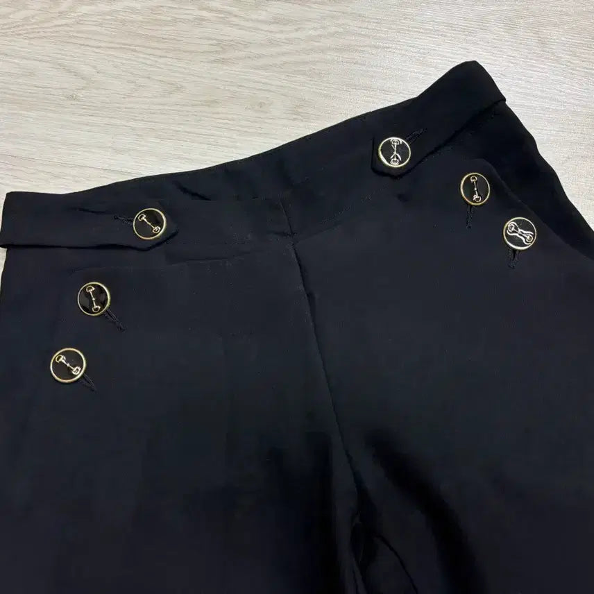 [BUNJANG] Gold Button Semi-Bootcut Slacks / 골드 버튼 세미 부츠컷 슬랙스 블랙 55