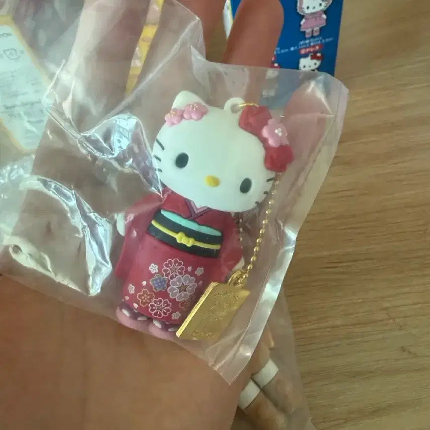[BUNJANG] Hello Kitty Kimono Figurine Keychain (Kimono Only) / 키티 피규어 키링 (기모노만 남음)