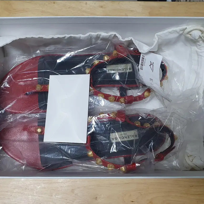 [BUNJANG] 발렌시아가 아레나 스터드 플랫 샌들 245~250mm / 발렌시아가 아레나 스터드 플랫 샌들 245~250mm