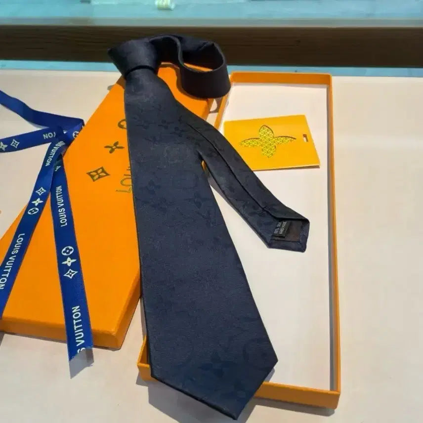 [SOLD OUT] 루이비통 네이비 실크 넥타이 풀박스