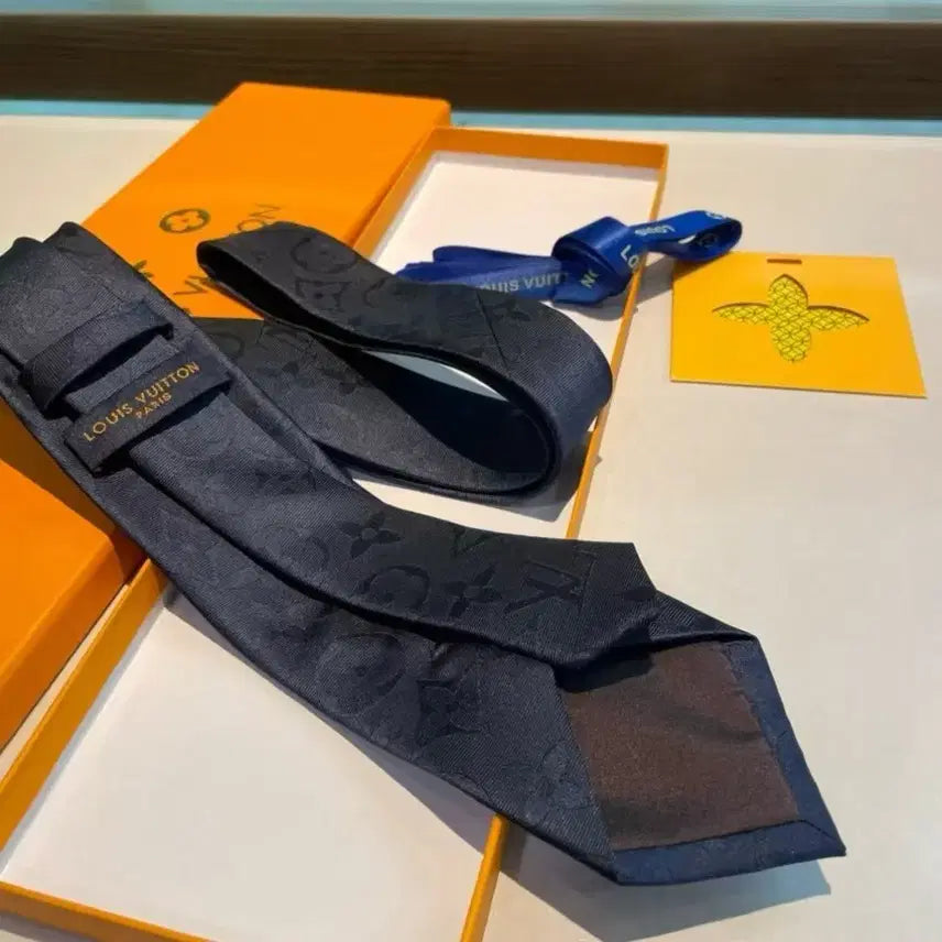 [SOLD OUT] 루이비통 네이비 실크 넥타이 풀박스