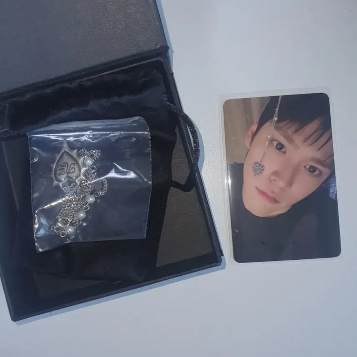 [SOLD OUT] 라이즈 은석 고요와 파동 전시회 목걸이 포카