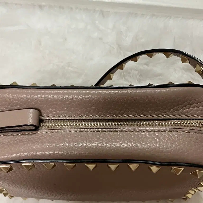 [SOLD OUT] 발렌티노 락스터드 크로스백