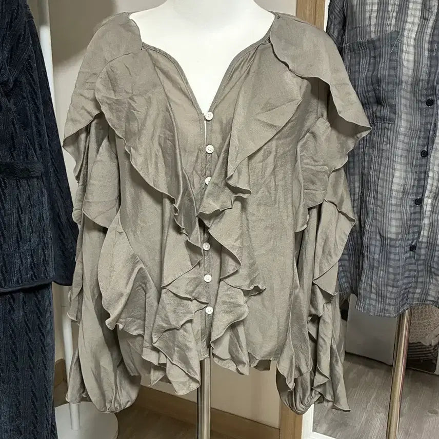 [BUNJANG] Frill Blouse Gray Khaki / 프릴 블라우스 회카키