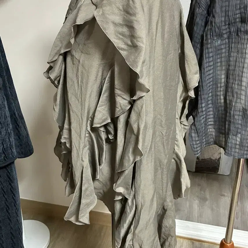 [BUNJANG] Frill Blouse Gray Khaki / 프릴 블라우스 회카키