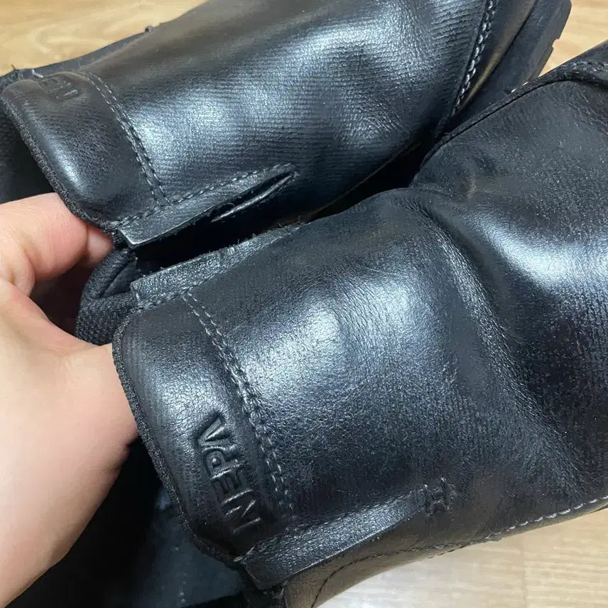[BUNJANG] Nepa Black Leather Slip-on Sneakers / 네파 블랙 가죽 슬립온 운동화