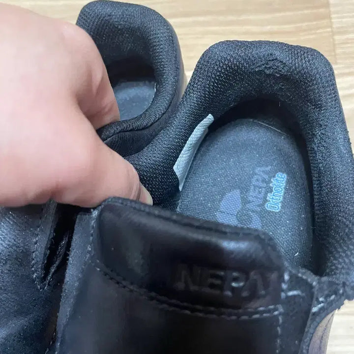 [BUNJANG] Nepa Black Leather Slip-on Sneakers / 네파 블랙 가죽 슬립온 운동화