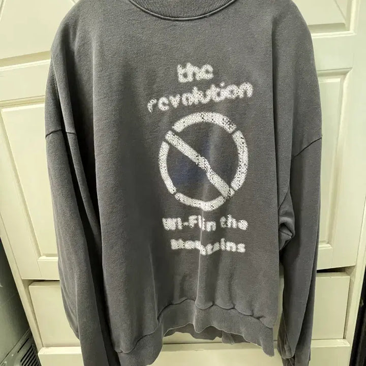 [BUNJANG] Stu Distressed Charcoal Gray Sweatshirt / stu 에스티유 맨투맨 디스트로이드 차콜 그레이 L