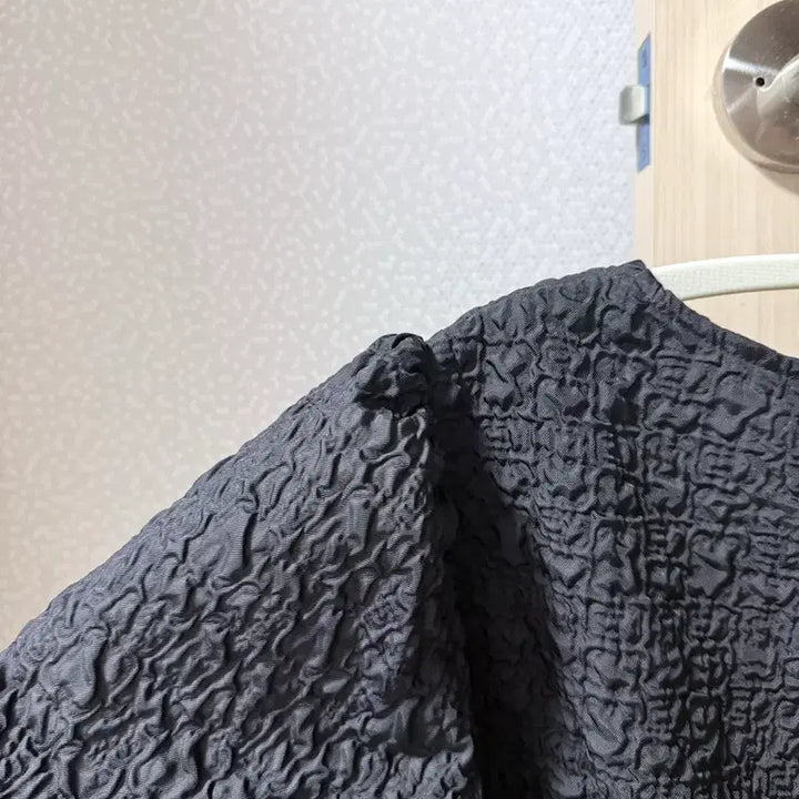 [BUNJANG] Studio Lab Black Shirring Jacquard Blouse / 무료배송. 새상품. 스튜디오랩 블랙 셔링 자가드 블라우스 퍼프 반팔