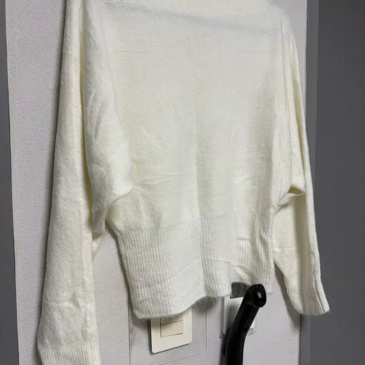 [BUNJANG] Ivory Knit Top / 입술넥 아이보리 니트