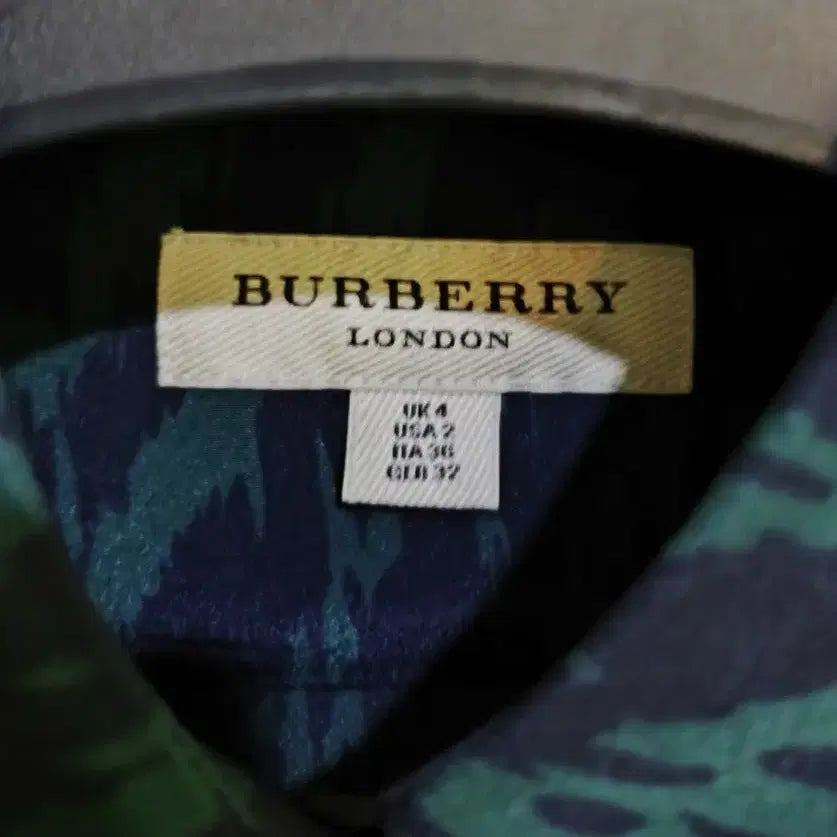 [BUNJANG] Burberry Silk Zigzag Pattern Blouse / 버버리 실크 지그재그 패턴 블라우스 셔츠