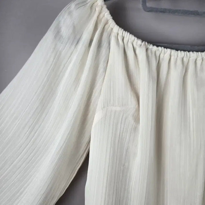 [SOLD OUT] [무료배송]poster 여성 밴딩 오프숄더 쉬폰 루즈핏 숏 블라우스