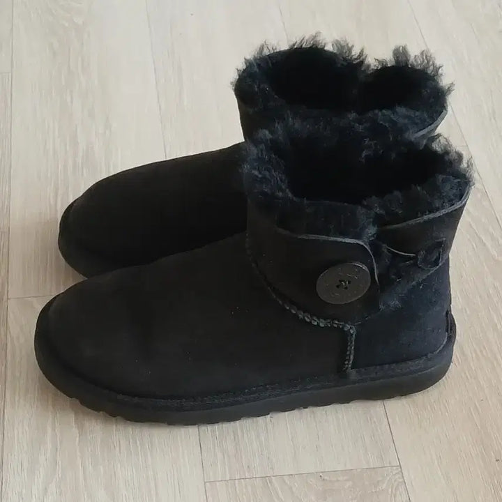 [BUNJANG] UGG Mini Boots Black / UGG 어그 미니 부츠 블랙