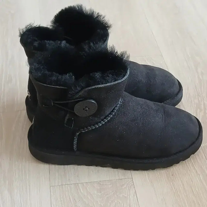 [BUNJANG] UGG Mini Boots Black / UGG 어그 미니 부츠 블랙
