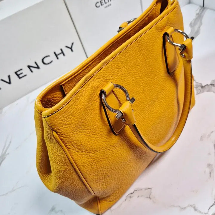 [BUNJANG] Ferragamo Yellow Leather Tote Bag / (정품) 페라가모 옐로우 가죽 토트백 여성 가방
