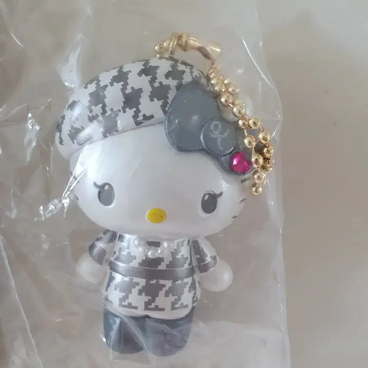 [BUNJANG] Hello Kitty Monokuro Mascot Keychain / 헬로키티 모노쿠로 키링 새상품