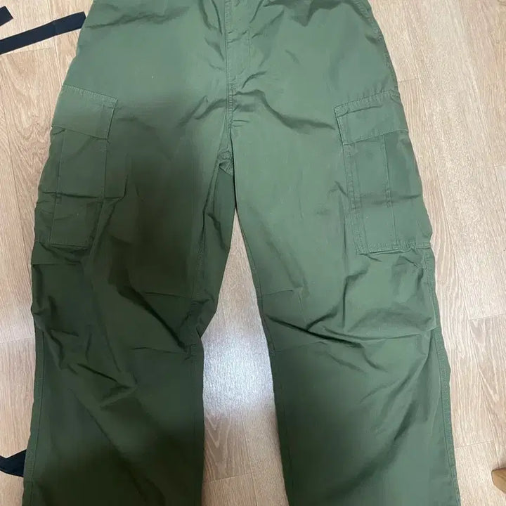 [SOLD OUT] Gu수퍼와이드 카고팬츠 M사이즈 카키색상 판매합니다