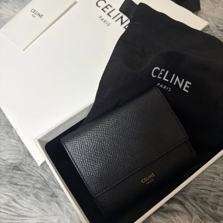 [SOLD OUT] [새상품급/현대백화점] 셀린느 트라이폴드 카스프킨 반지갑 블랙