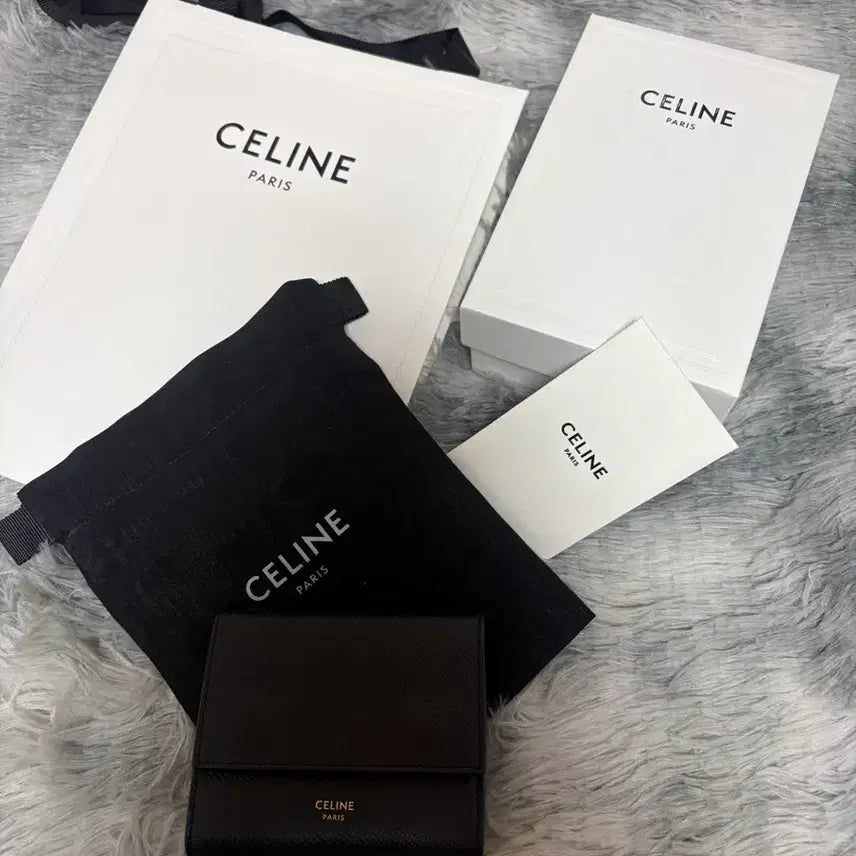 [SOLD OUT] [새상품급/현대백화점] 셀린느 트라이폴드 카스프킨 반지갑 블랙