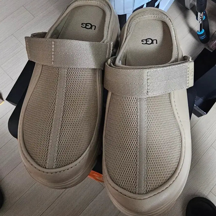 [SOLD OUT] UGG 어그 피크모드 샌들 베이지 42사이즈 270