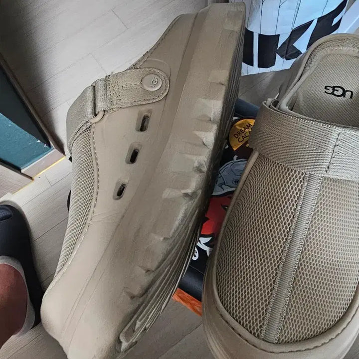 [SOLD OUT] UGG 어그 피크모드 샌들 베이지 42사이즈 270