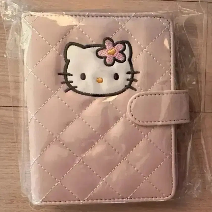 [BUNJANG] Hello Kitty 50th Anniversary Quilting 6-Ring Diary (Sealed) / 미개봉 ) 헬로키티 50주년 퀼팅 퀼팅 6공 다이어리 판매합니다