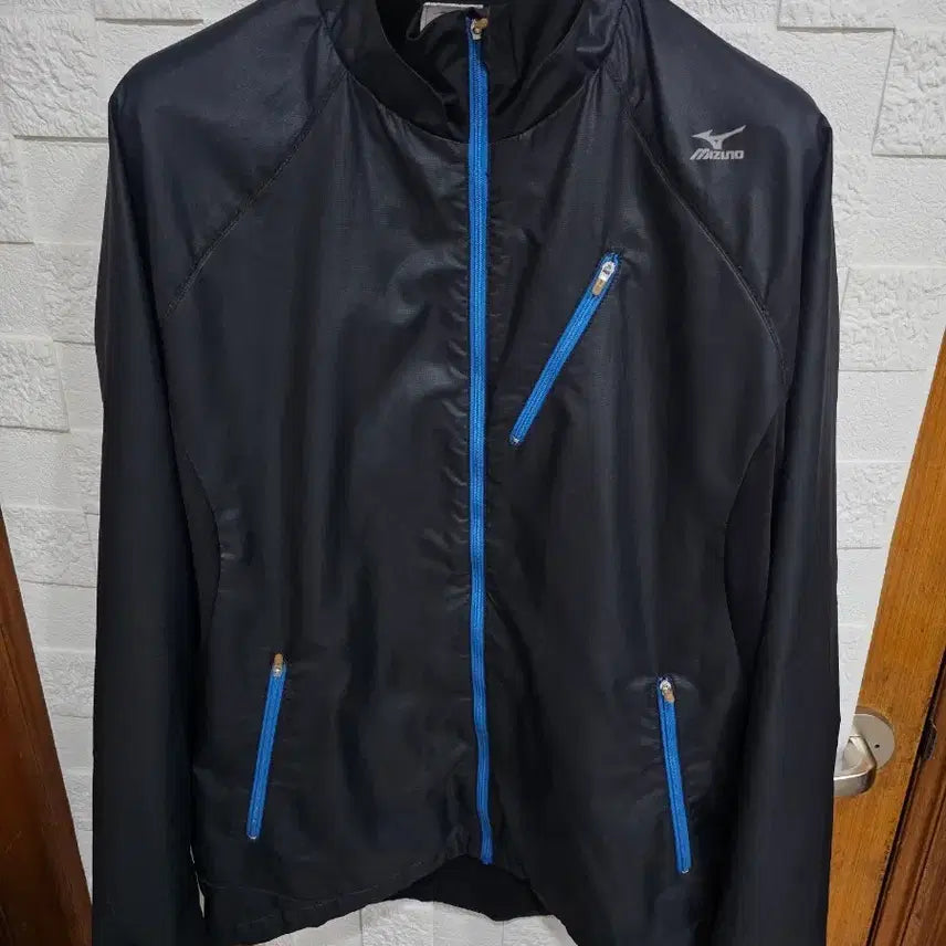 [BUNJANG] Mizuno Black Windbreaker Jacket / 미즈노 블랙 바람막이 자켓 블루 포인트