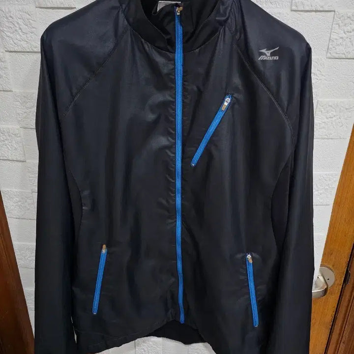 [BUNJANG] Mizuno Black Windbreaker Jacket / 미즈노 블랙 바람막이 자켓 블루 포인트