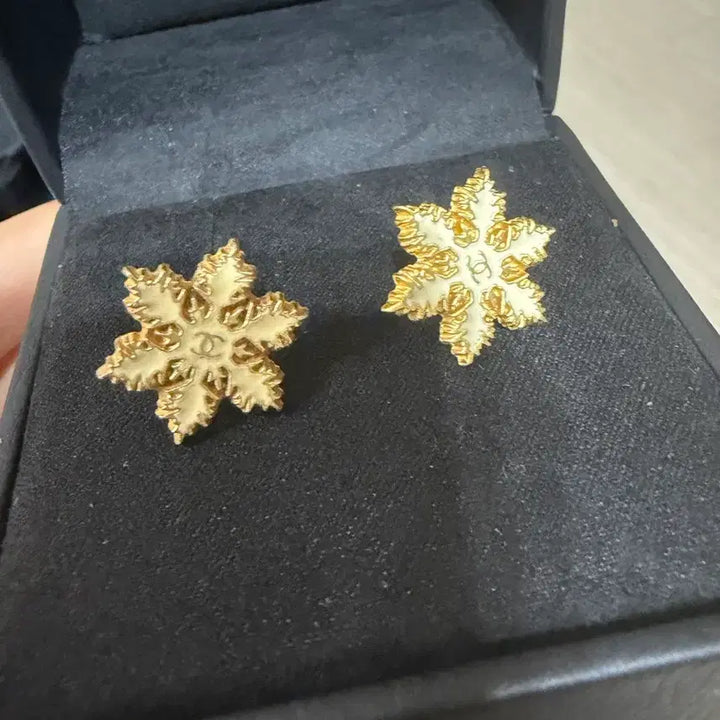 [SOLD OUT] 샤넬 눈꽃 피어싱 귀걸이