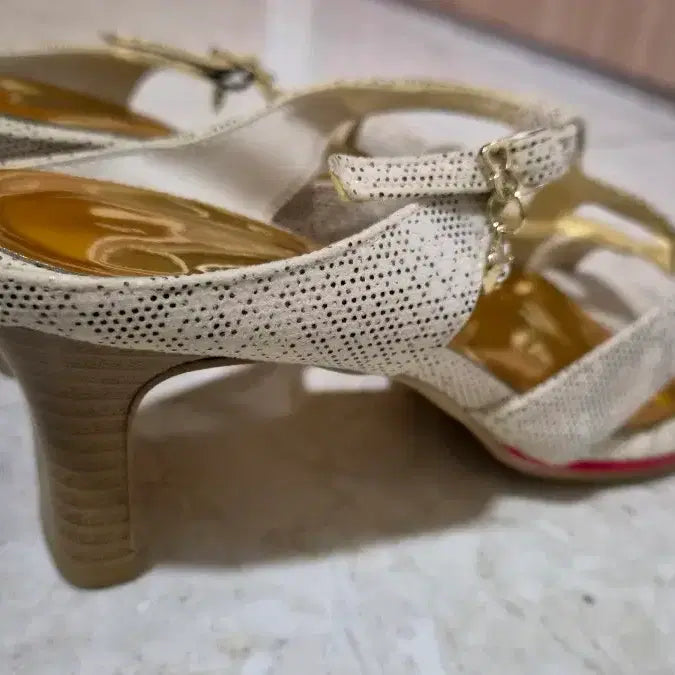 [BUNJANG] Ivory Cross-Strap Heeled Sandals / 아이보리 샌들 힐 여성 구두