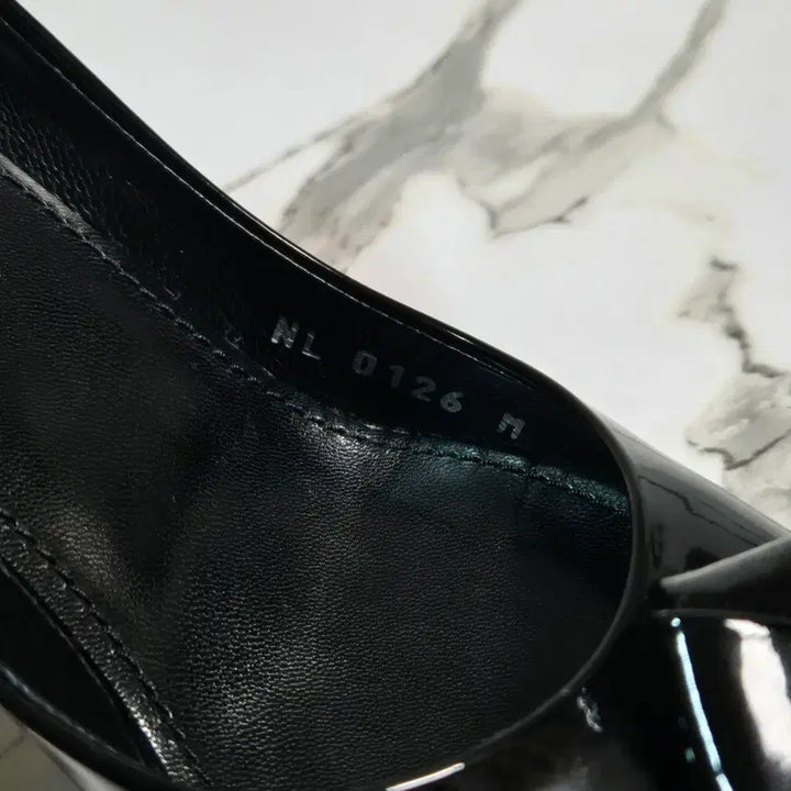 [BUNJANG] Louis Vuitton Enamel Pumps Heels / (정품) 루이비통 리본 에나멜 펌프스 힐 구두 34