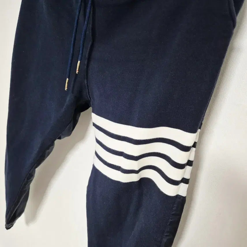 [BUNJANG] Thom Browne Stripe Jogger Pants Navy (Size 4) / (정품) 톰브라운 사선 스프라이트 조거 팬츠 네이비 4