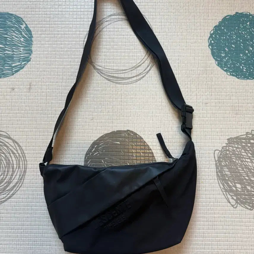 [BUNJANG] Descente Sling Bag / 데상트(Descente) 브랜드의 슬링백