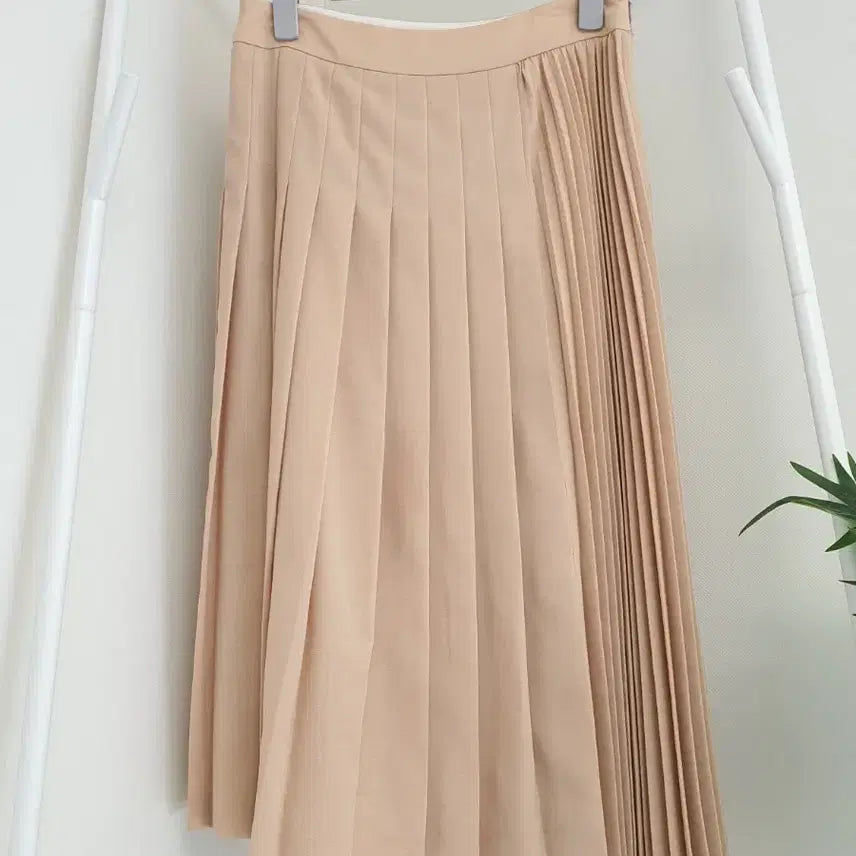 [BUNJANG] It MICHAA Asymmetrical Pleated Skirt / 잇미샤 언발 플리츠 스커트