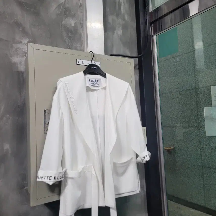 [BUNJANG] 럭키슈에뜨 화이트 세일러 카라 자켓 36사이즈 / 럭키슈에뜨 화이트 세일러 카라 자켓 36사이즈