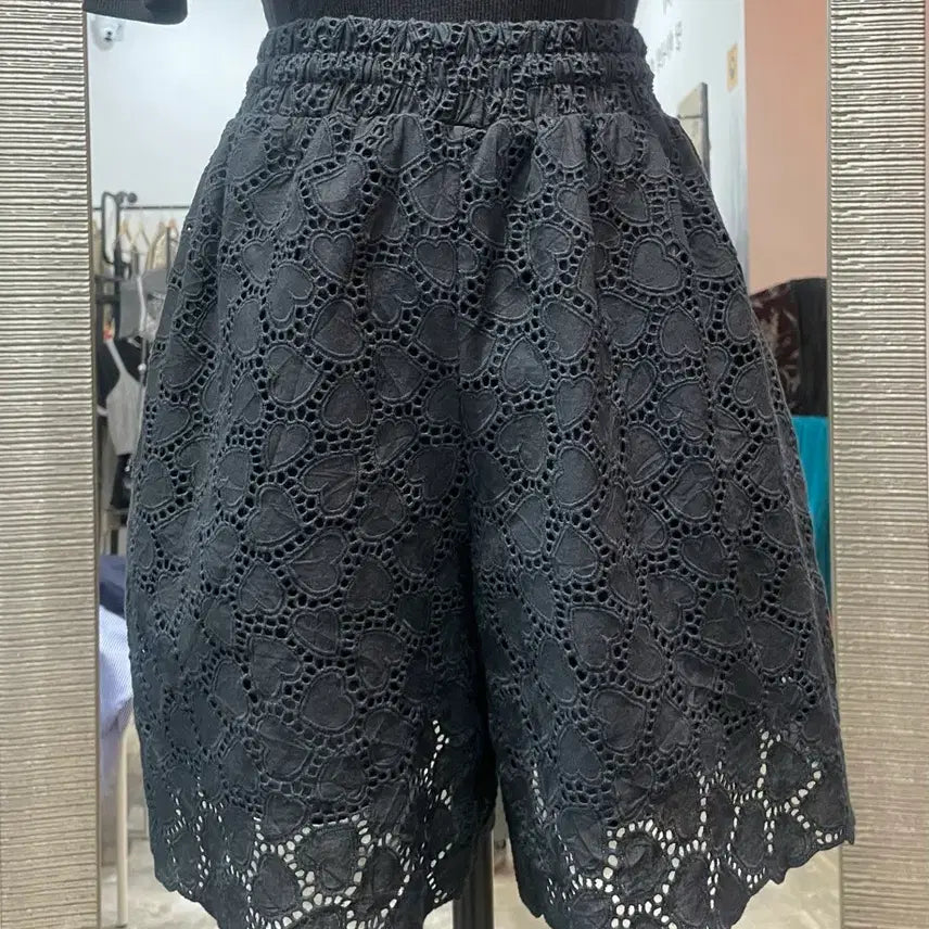 [SOLD OUT] Boutique 펀칭 레이스 반바지