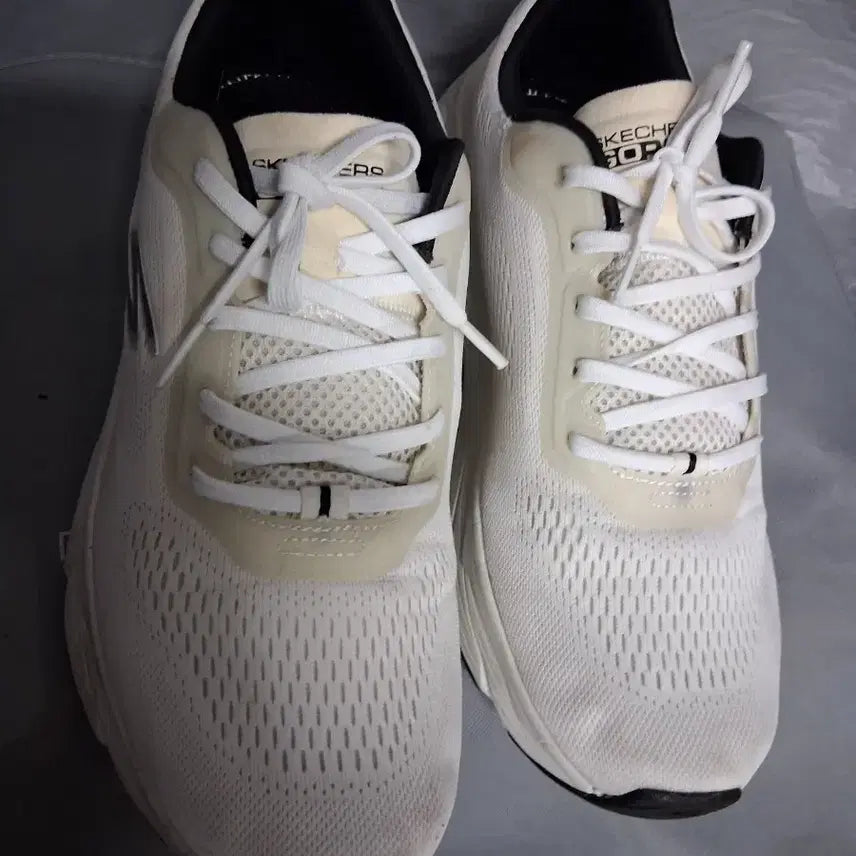 [BUNJANG] Skechers Sneakers (Size 300) / 운동화 300  스케처스
