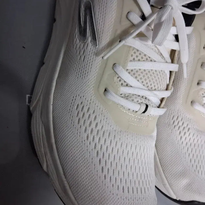 [BUNJANG] Skechers Sneakers (Size 300) / 운동화 300  스케처스