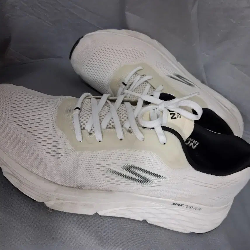 [BUNJANG] Skechers Sneakers (Size 300) / 운동화 300  스케처스