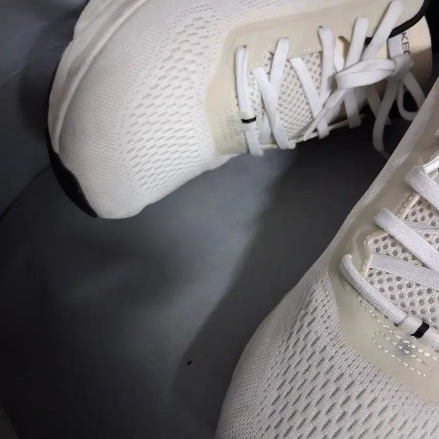 [BUNJANG] Skechers Sneakers (Size 300) / 운동화 300  스케처스