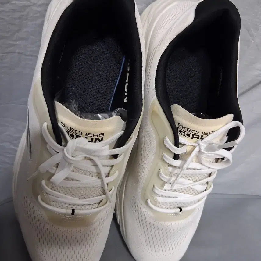 [BUNJANG] Skechers Sneakers (Size 300) / 운동화 300  스케처스