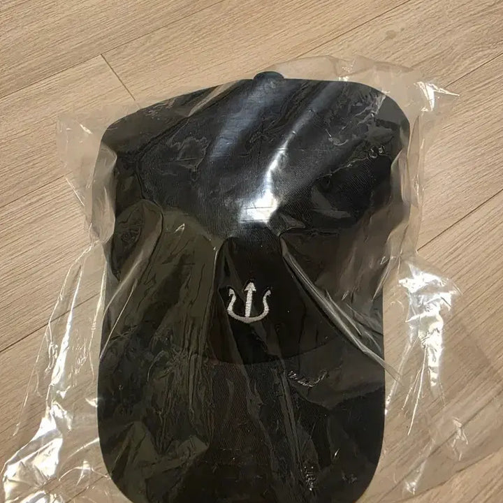 [BUNJANG] Black Trident Embroidery Ball Cap / 블랙 삼지창 자수 볼캡 새상품