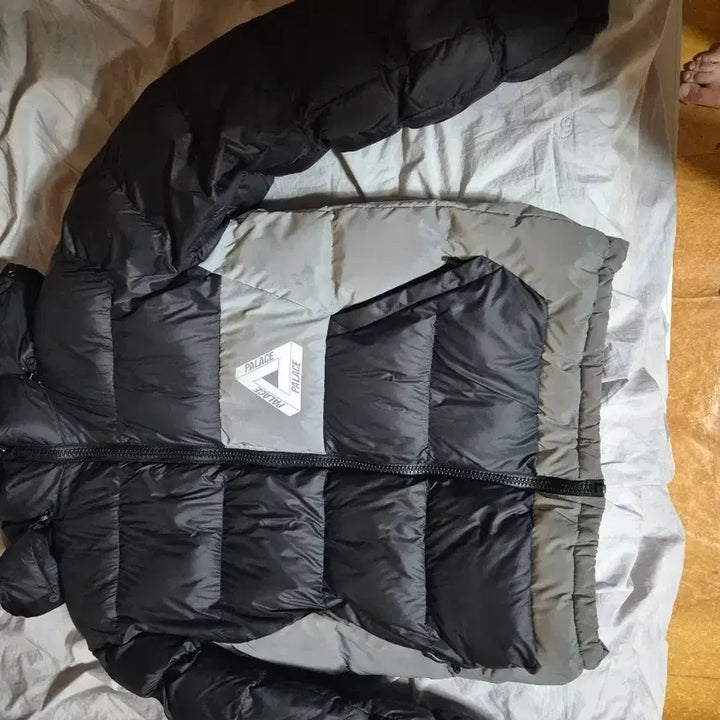 [BUNJANG] Palace Reflective Padded Jacket (Size S) / 팔라스 리플렉티브 블랙/그레이 패딩 점퍼 (S사이즈)