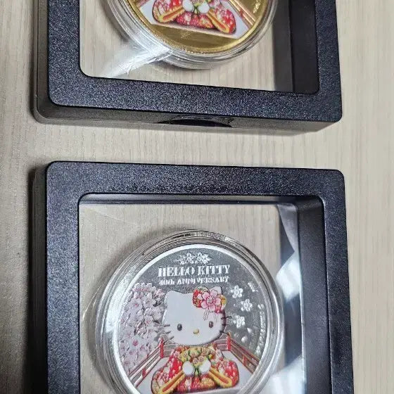 [BUNJANG] Hello Kitty 40th Anniversary Commemorative Coin Set / (정품)헬로키티 40주년 기념 주화 금/은색 2종 일괄