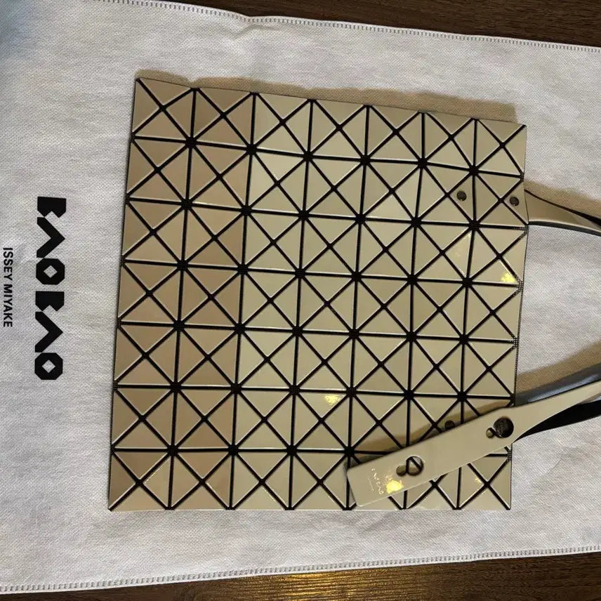 [BUNJANG] Bao Bao Lucent Tote Bag White Beige / 바오바오 루센트 토트백 화이트베이지