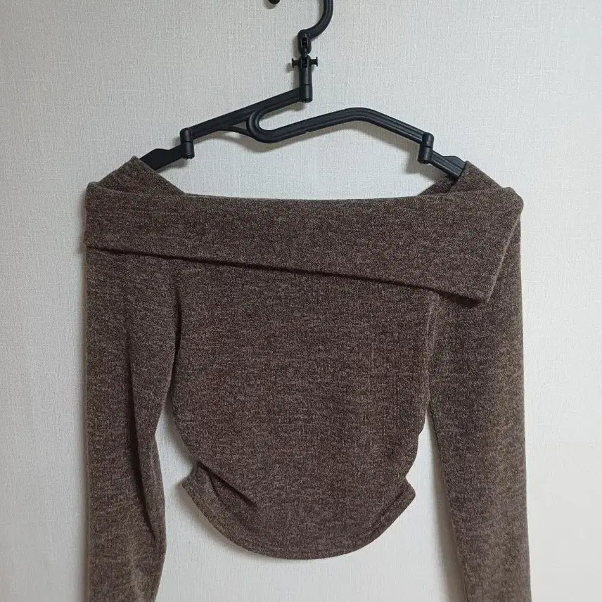[BUNJANG] Off-Shoulder Long Sleeve Top / 브라운 오프숄더 긴팔 티셔츠