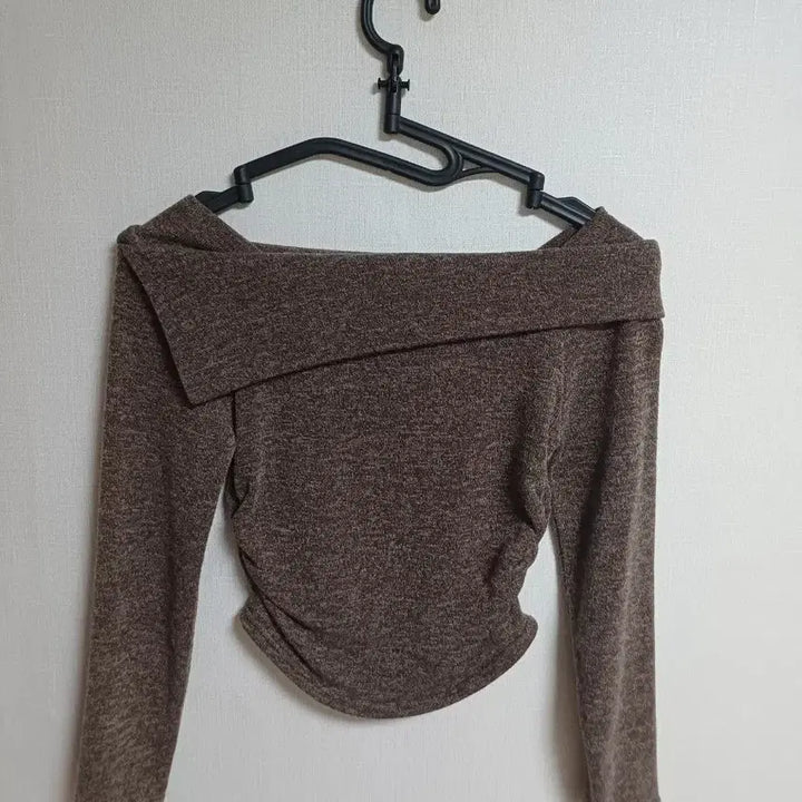 [BUNJANG] Off-Shoulder Long Sleeve Top / 브라운 오프숄더 긴팔 티셔츠